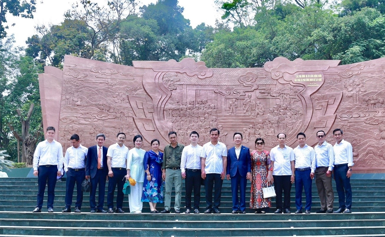 Chủ tịch Đỗ Quang Hiển dâng hương tưởng niệm các Vua Hùng và phát động trồng cây tại Sân golf Văn Lang Empire