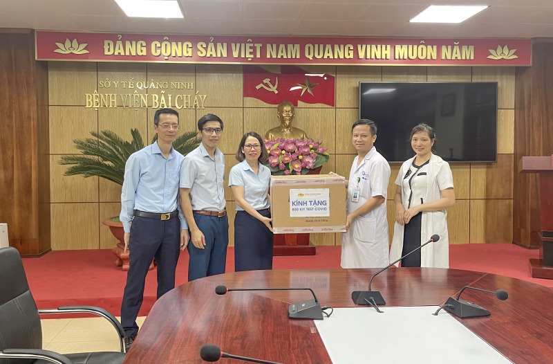 Cảng Quảng Ninh tặng 800 bộ kit test xét nghiệm nhanh COVID-19 cho Bệnh viện Bãi Cháy
