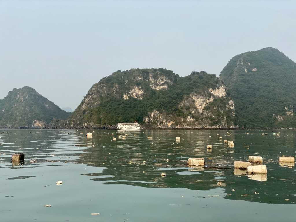 Cảng Quảng Ninh thu gom phao xốp trên Vịnh Hạ Long