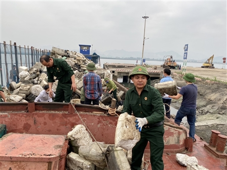 Cảng Quảng Ninh thu gom phao xốp trên Vịnh Hạ Long