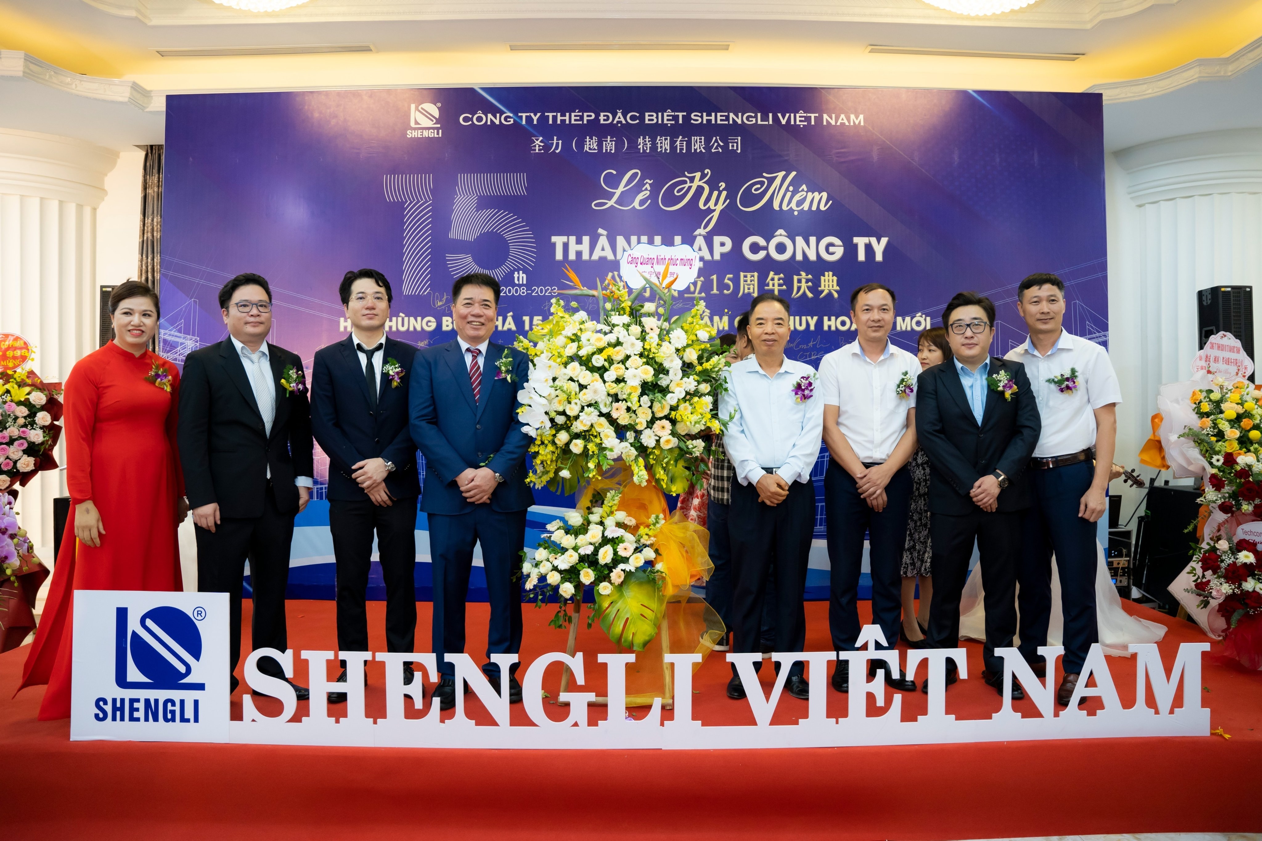 Cảng Quảng Ninh tặng hoa chúc mừng kỷ niệm 15 năm ngày thành lập công ty TNHH Thép đặc biệt Shengli Việt Nam