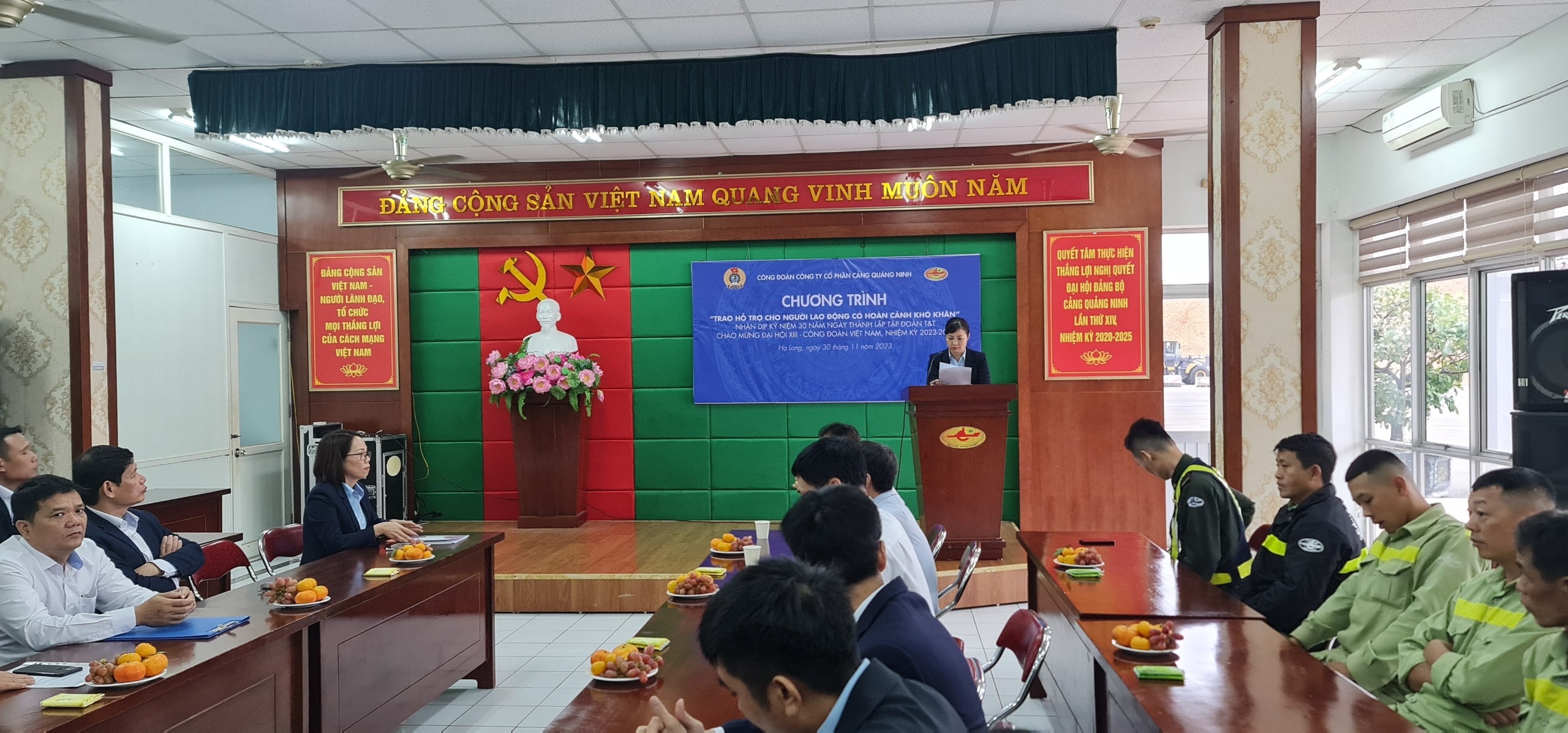 Cảng Quảng Ninh trao hỗ trợ cho người lao động có hoàn cảnh khó khăn